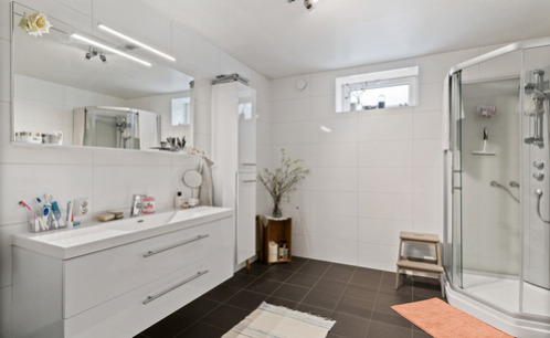 Stort bad med dusjkabinett